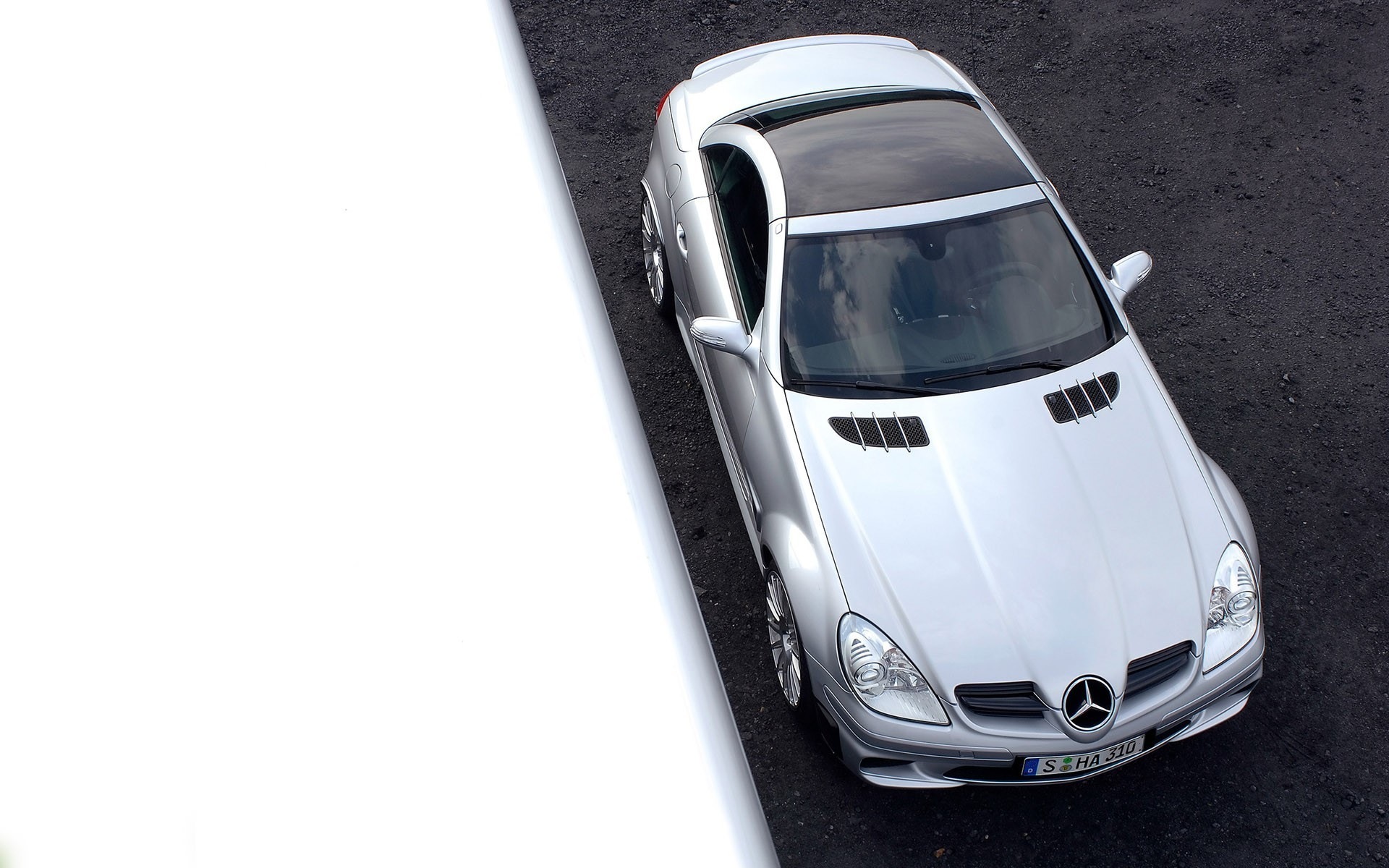 Вид серебристого Mercedes SLK-class